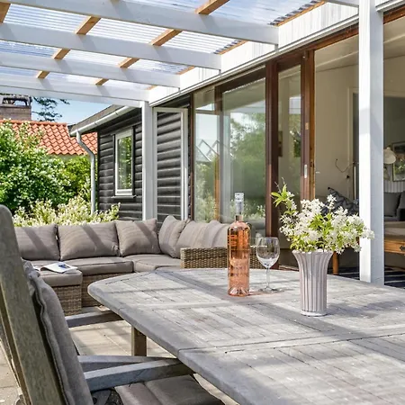 2 Bedroom Beautiful In Semesterbostad *